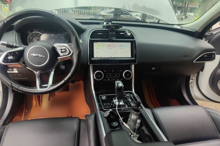 Used Jaguar XEL 2020 2.0T 200 PS S Advanced Elegance Edition Center Console
