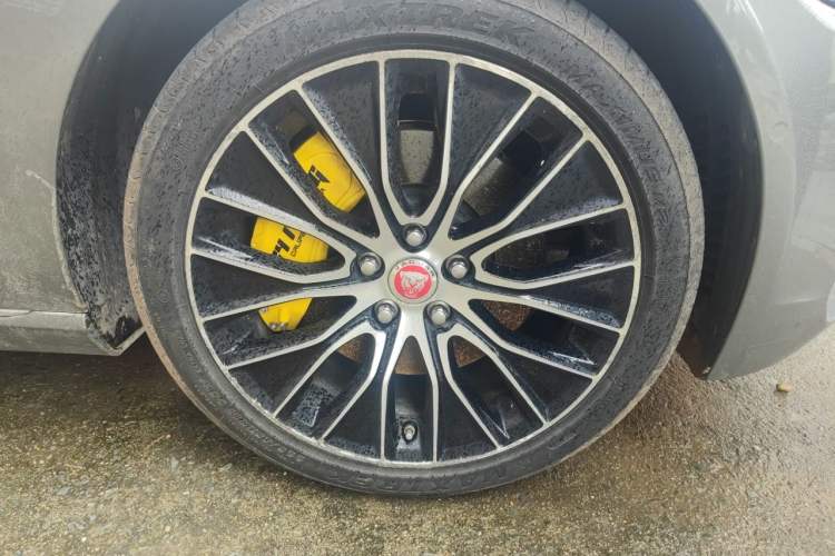 Used Jaguar XEL 2020 2.0T 200 PS S Advanced Elegance Edition Right Front Wheel Hub