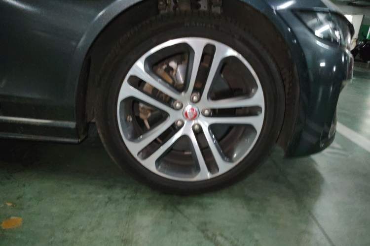 Used Jaguar XEL 2020 2.0T 200 PS R-DYNAMIC S Advanced Sport Edition Right Front Wheel Hub
