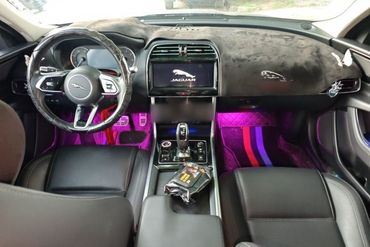 Used Jaguar XEL 2020 2.0T 200 PS S Advanced Elegance Edition Center Console