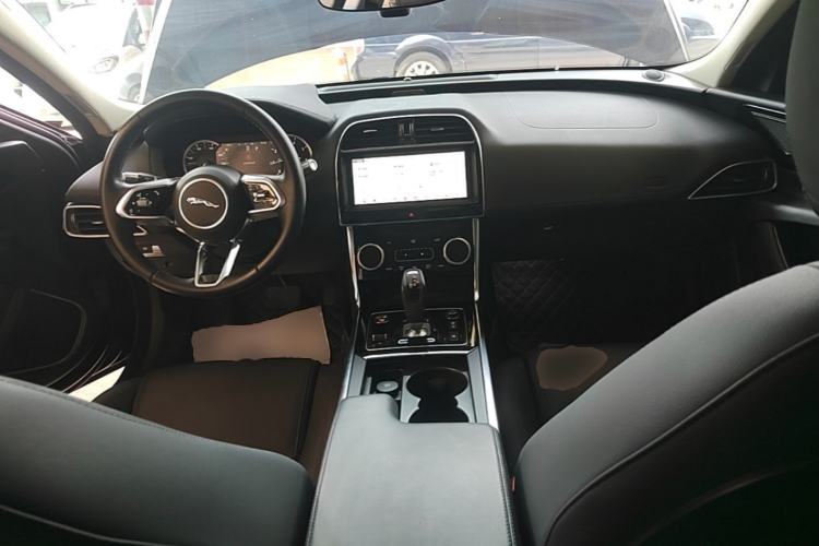 Used Jaguar XEL 2020 2.0T 200 PS S Advanced Elegance Edition Center Console