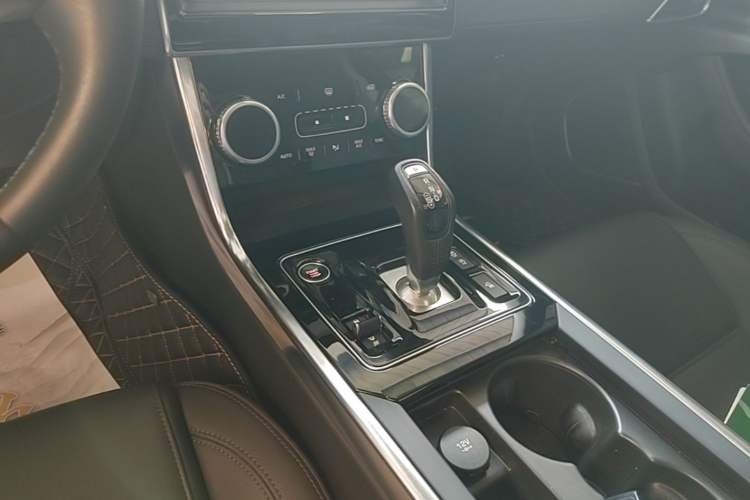Used Jaguar XEL 2020 2.0T 200 PS S Advanced Elegance Edition Gear Lever