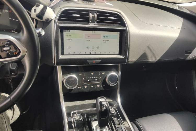 Used Jaguar XEL 2020 2.0T 200 PS S Advanced Elegance Edition Audio And AC Panel