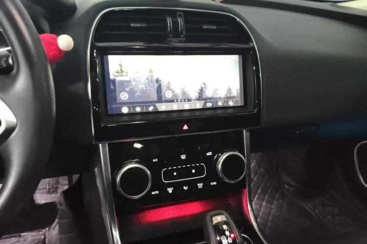 Used Jaguar XEL 2020 2.0T 200 PS S Advanced Elegance Edition Audio And AC Panel