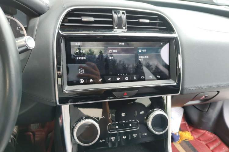Used Jaguar XEL 2020 2.0T 200 PS S Advanced Elegance Edition Audio And AC Panel