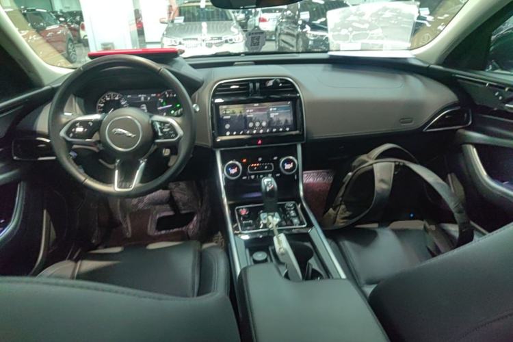 Used Jaguar XEL 2020 2.0T 200 PS S Advanced Elegance Edition Center Console