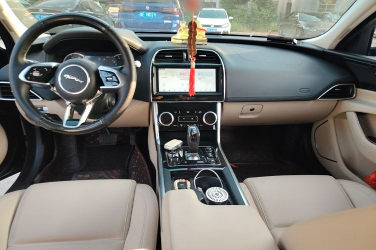 Used Jaguar XEL 2020 2.0T 200 PS S Advanced Elegance Edition Center Console