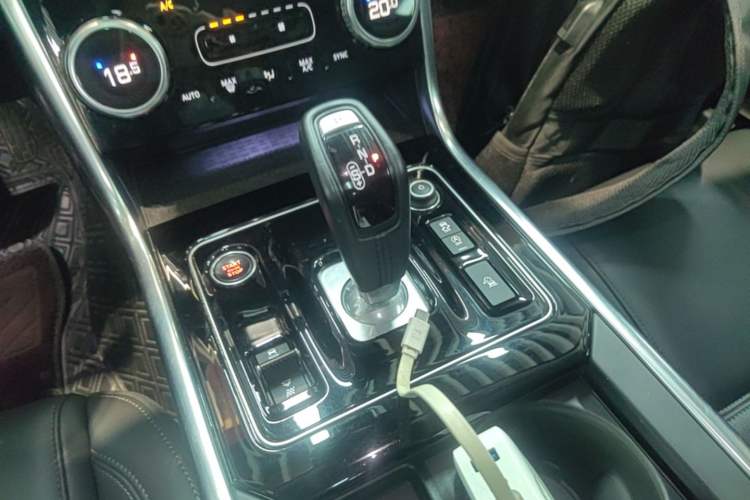 Used Jaguar XEL 2020 2.0T 200 PS S Advanced Elegance Edition Gear Lever
