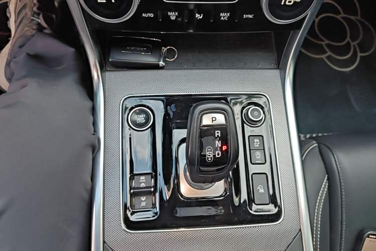 Used Jaguar XEL 2020 2.0T 200 PS R-DYNAMIC S Advanced Sport Edition Gear Lever
