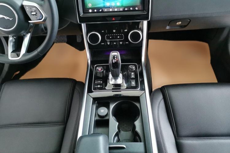 Used Jaguar XEL 2020 2.0T 250 PS SE Tech-Elegant Edition Interior 4