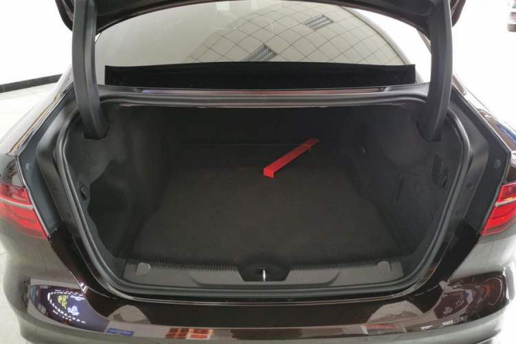 Used Jaguar XEL 2020 2.0T 250 PS SE Tech-Elegant Edition Interior 8