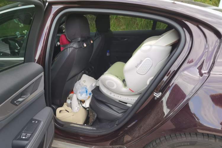 Used Jaguar XEL 2020 2.0T 200PS R-DYNAMIC Youth Sports Edition Left Rear Seat