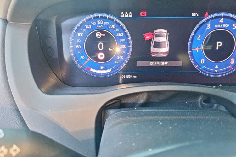 Used Jaguar XEL 2020 2.0T 200 PS R-DYNAMIC S Advanced Sport Edition Odometer Close Up