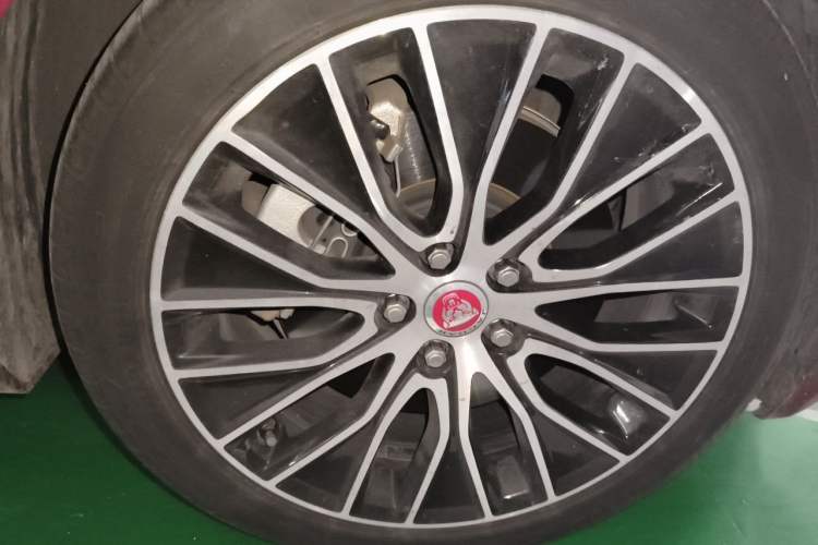 Used Jaguar XEL 2020 2.0T 200 PS S Advanced Elegance Edition Right Front Wheel Hub