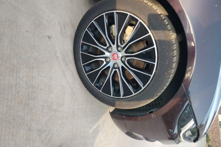 Used Jaguar XEL 2020 2.0T 200 PS S Advanced Elegance Edition Right Front Wheel Hub