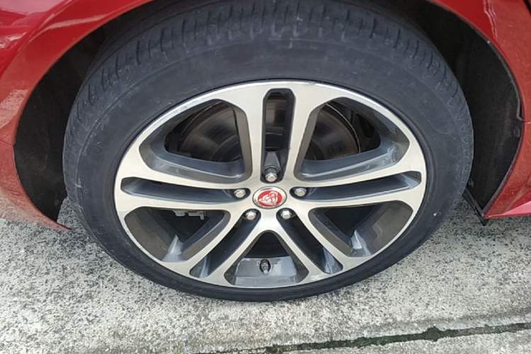 Used Jaguar XEL 2020 2.0T 200 PS R-DYNAMIC S Advanced Sport Edition Right Rear Wheel Hub