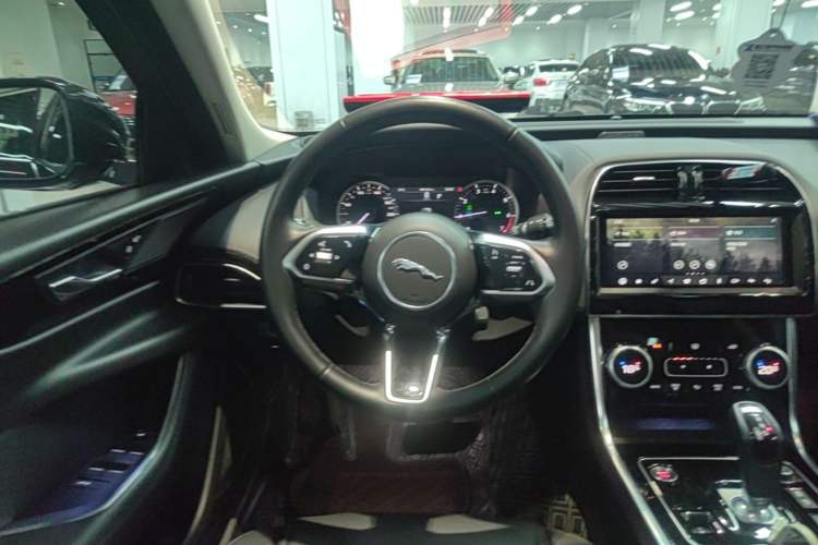Used Jaguar XEL 2020 2.0T 200 PS S Advanced Elegance Edition Steering Wheel
