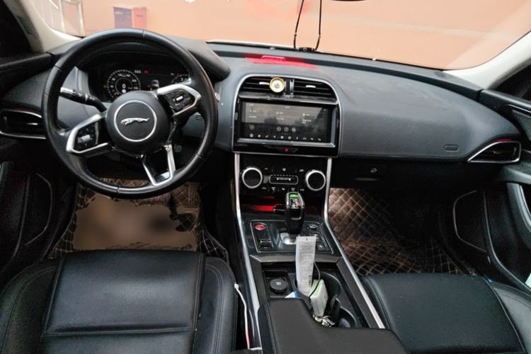 Used Jaguar XEL 2020 2.0T 250 PS SE Tech-Elegant Edition Center Console