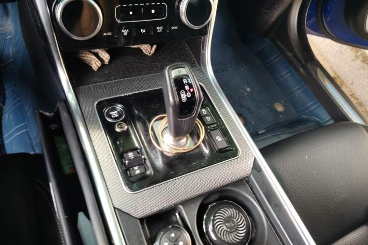 Used Jaguar XEL 2020 2.0T 200 PS R-DYNAMIC S Advanced Sport Edition Gear Lever