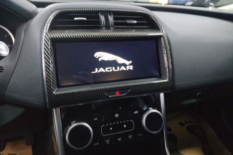 Used Jaguar XEL 2020 2.0T 200 PS S Advanced Elegance Edition Audio And AC Panel