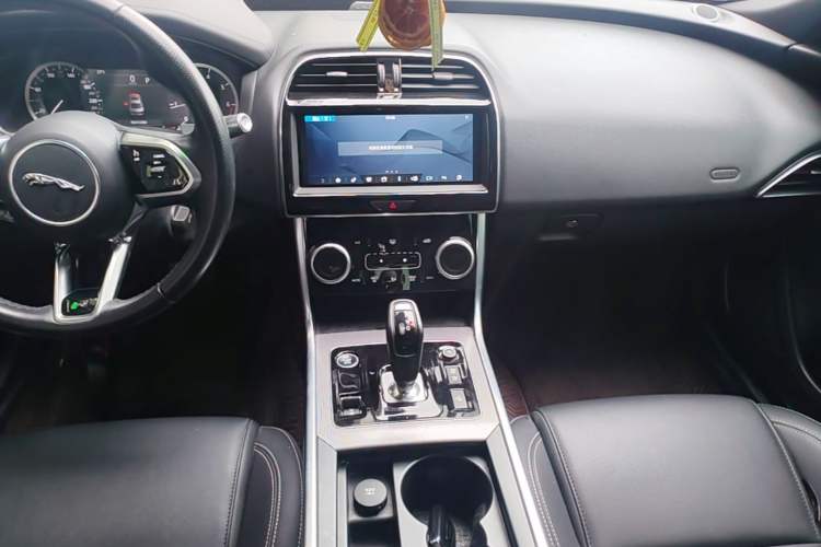 Used Jaguar XEL 2020 2.0T 200PS R-DYNAMIC Youth Sports Edition Audio And AC Panel