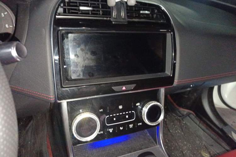 Used Jaguar XEL 2020 2.0T 200PS R-DYNAMIC Youth Sports Edition Audio And AC Panel