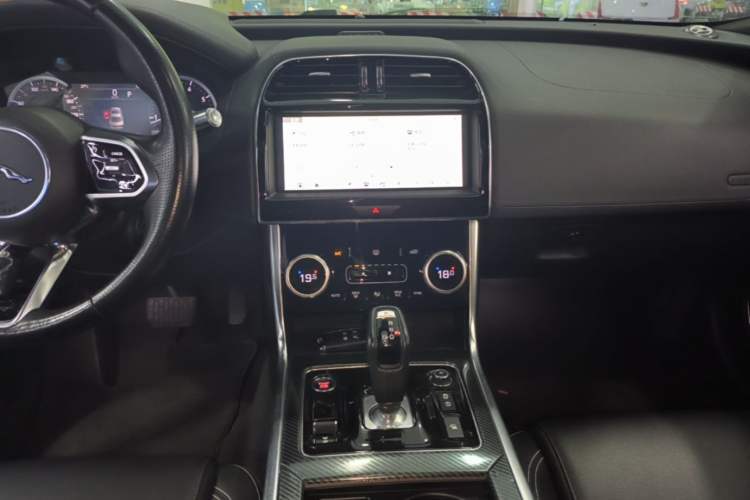 Used Jaguar XEL 2020 2.0T 200 PS R-DYNAMIC S Advanced Sport Edition Audio And AC Panel