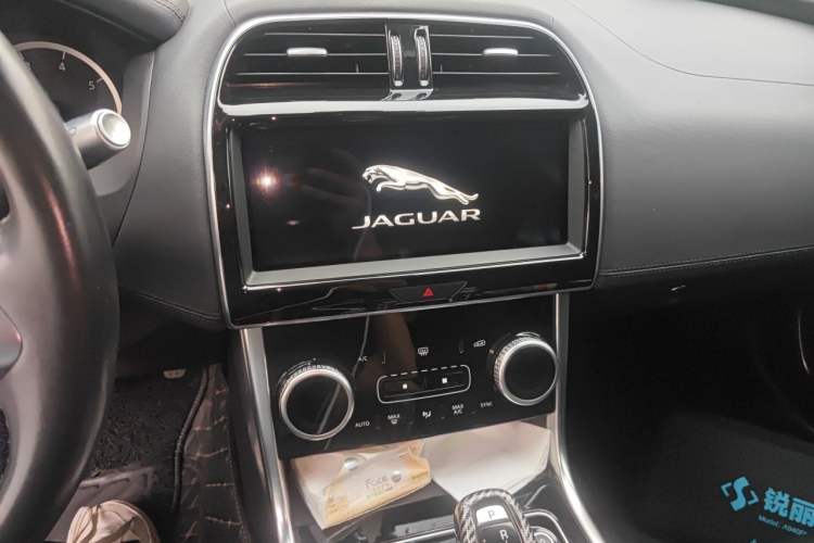 Used Jaguar XEL 2020 2.0T 200 PS S Advanced Elegance Edition Audio And AC Panel