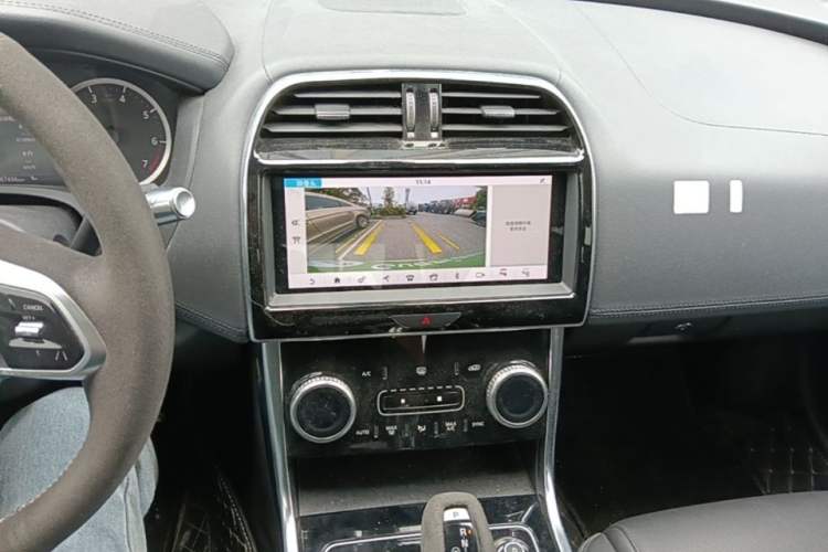 Used Jaguar XEL 2020 2.0T 200 PS S Advanced Elegance Edition Audio And AC Panel