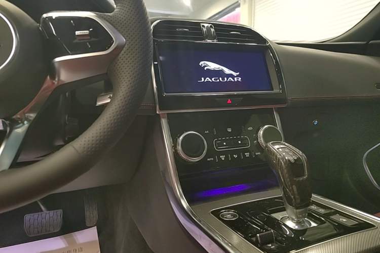 Used Jaguar XEL 2020 2.0T 200 PS R-DYNAMIC S Advanced Sport Edition Audio And AC Panel