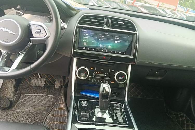 Used Jaguar XEL 2020 2.0T 200 PS S Advanced Elegance Edition Audio And AC Panel