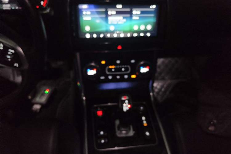 Used Jaguar XEL 2020 2.0T 200 PS S Advanced Elegance Edition Audio And AC Panel