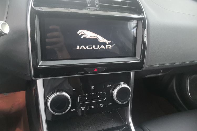 Used Jaguar XEL 2020 2.0T 200 PS S Advanced Elegance Edition Audio And AC Panel