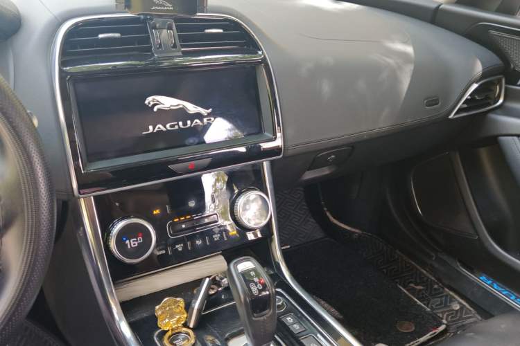 Used Jaguar XEL 2020 2.0T 250 PS SE Tech-Elegant Edition Audio And AC Panel