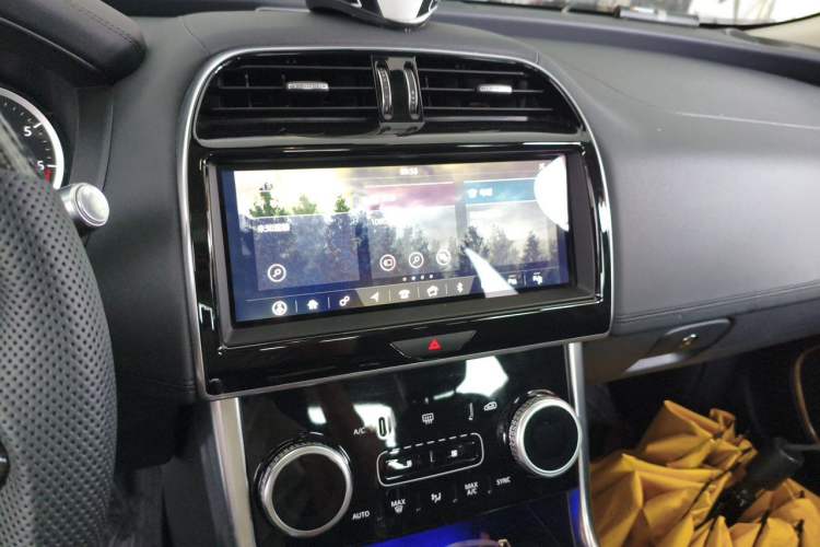 Used Jaguar XEL 2020 2.0T 200 PS S Advanced Elegance Edition Audio And AC Panel