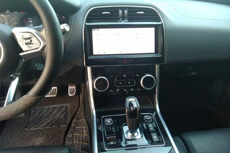 Used Jaguar XEL 2020 2.0T 200 PS S Advanced Elegance Edition Audio And AC Panel