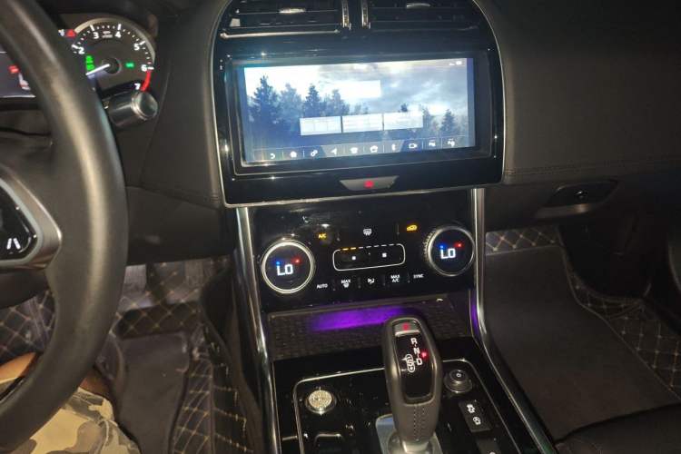 Used Jaguar XEL 2020 2.0T 200 PS S Advanced Elegance Edition Audio And AC Panel
