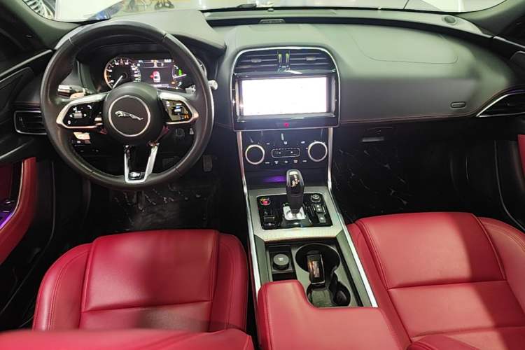 Used Jaguar XEL 2020 2.0T 200 PS R-DYNAMIC S Advanced Sport Edition Center Console