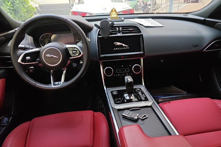 Used Jaguar XEL 2020 2.0T 200 PS R-DYNAMIC S Advanced Sport Edition Center Console