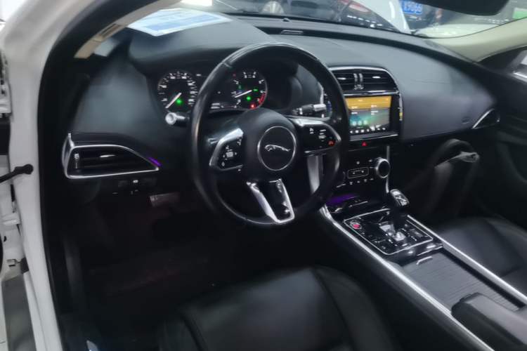 Used Jaguar XEL 2020 2.0T 200 PS S Advanced Elegance Edition Center Console