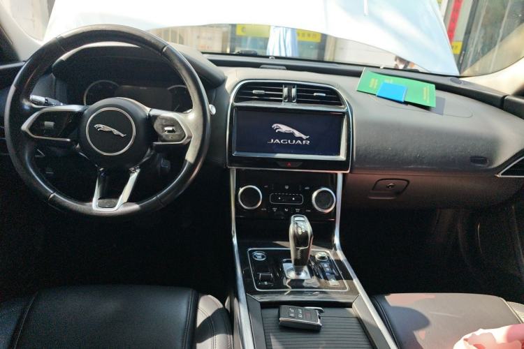 Used Jaguar XEL 2020 2.0T 200 PS S Advanced Elegance Edition Center Console