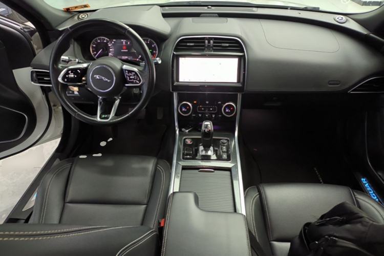 Used Jaguar XEL 2020 2.0T 200 PS R-DYNAMIC S Advanced Sport Edition Center Console