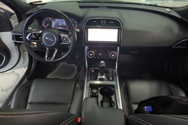 Used Jaguar XEL 2020 2.0T 200 PS R-DYNAMIC S Advanced Sport Edition Center Console