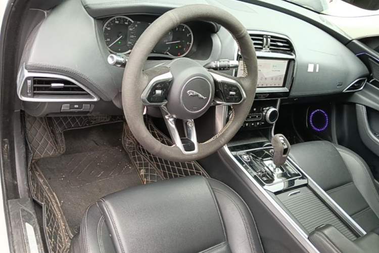 Used Jaguar XEL 2020 2.0T 200 PS S Advanced Elegance Edition Center Console