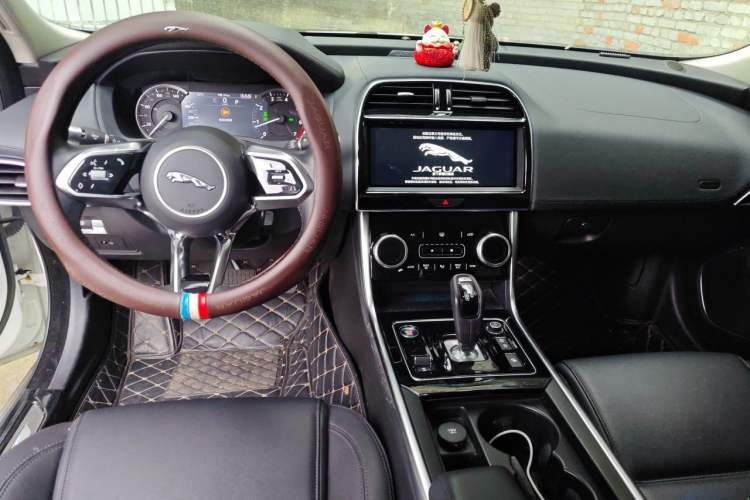 Used Jaguar XEL 2020 2.0T 200 PS S Advanced Elegance Edition Center Console