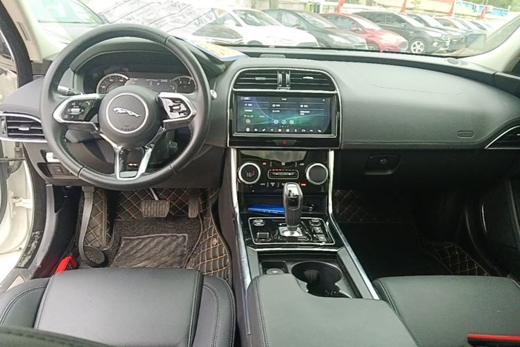Used Jaguar XEL 2020 2.0T 200 PS S Advanced Elegance Edition Center Console