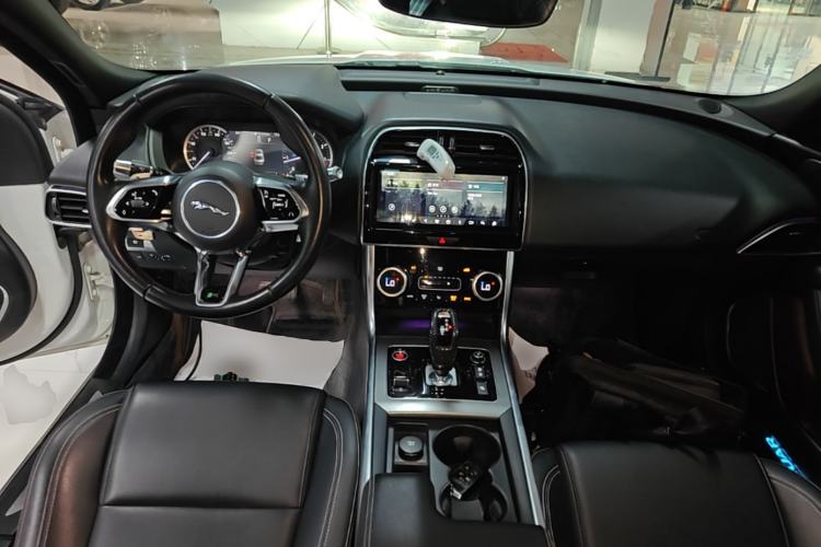 Used Jaguar XEL 2020 2.0T 200PS R-DYNAMIC Youth Sports Edition Center Console