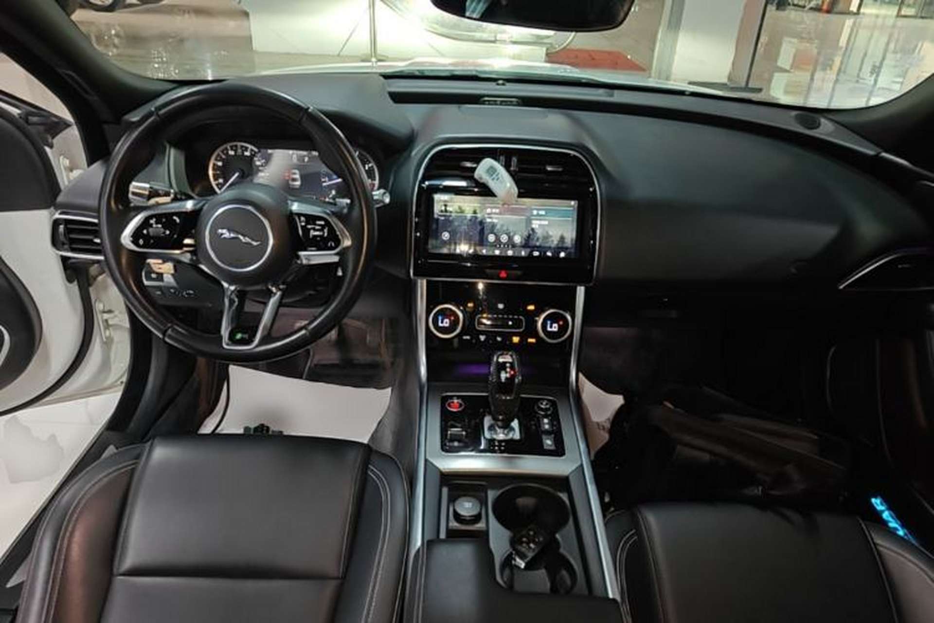Used Jaguar XEL 2020 2.0T 200PS R-DYNAMIC Youth Sports Edition Center Console