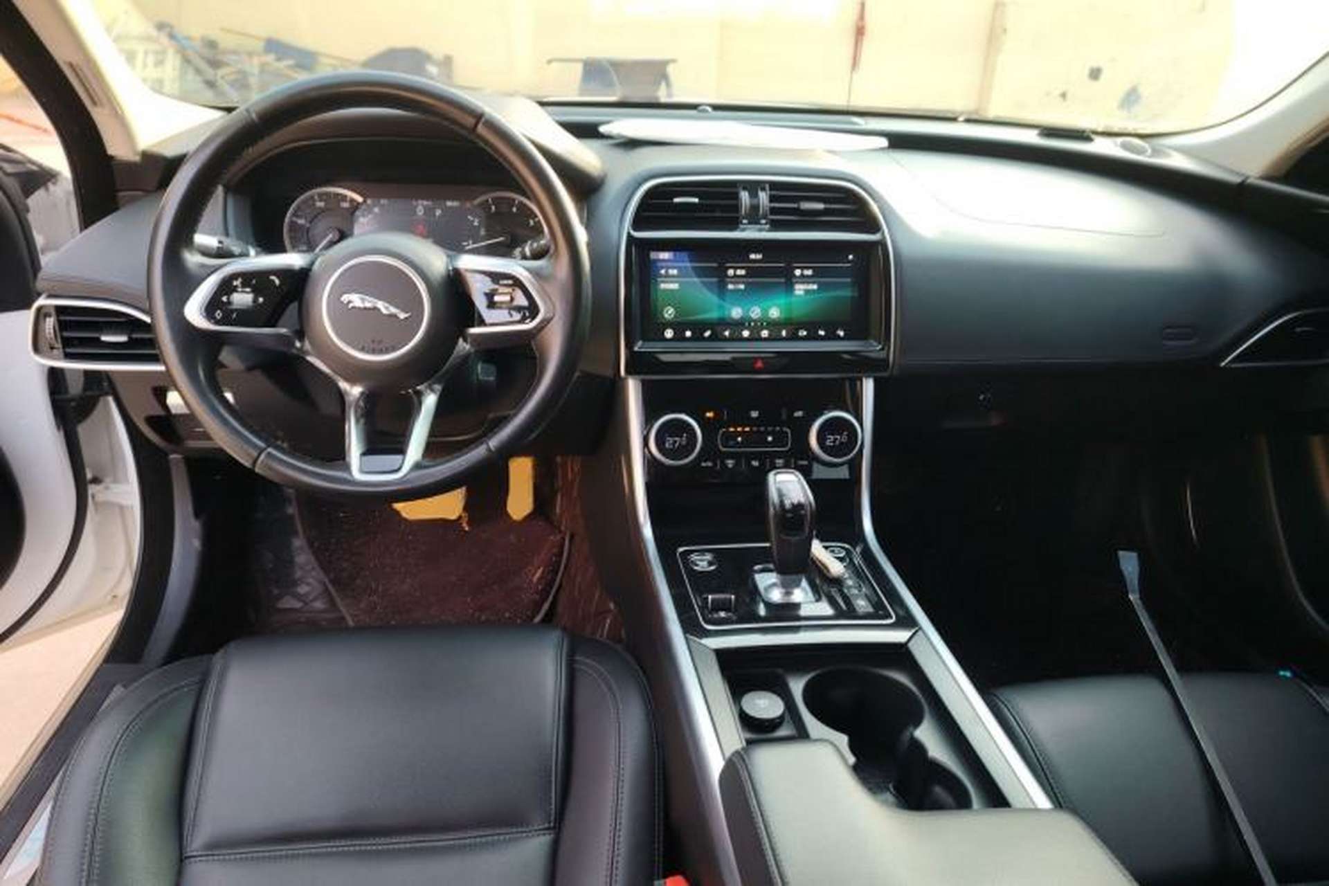 Used Jaguar XEL 2020 2.0T 200 PS S Advanced Elegance Edition Center Console