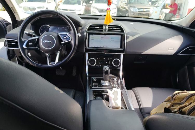 Used Jaguar XEL 2020 2.0T 200 PS S Advanced Elegance Edition Center Console